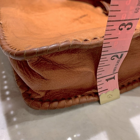 Artisanal leather purse in cognac with “horn” closure, back zipped pocket - Picture 12 of 15